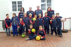 Die G-und F-Juniorenmannschaft des FC Riepsdorf wurde mit einem besonderen Weihnachtsgeschenk bedacht. Mit Unterstützung des Sporthauses Gehrmann aus Lütjenburg und des Jugendfördervereins des FC Riepsdorf konnten die ganze Mannschaft und die Trainer mit neuen Trainingsanzügen in den Vereinsfarben Blau-Weiß-Rot ausgestattet werden. Mannschaft und Trainer bedanken sich für die tollen Trainingsanzüge. (red)