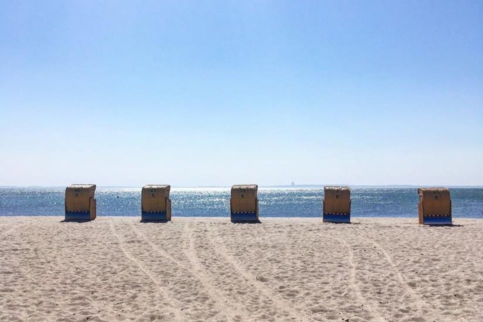 Urlaubsfreuden mit Mindestabstand, die Strandkörbe an der Ostseeküste machen es vor. (Foto: ©www.luebecker-bucht-ostsee.de).