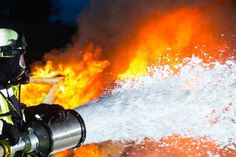 Der jahrelange Einsatz von PFC-haltigem Löschschaum hat an vielen Bundeswehr-Standorten zu Verunreinigungen des Bodens und des Grundwassers geführt. (Bild: Fotolia)