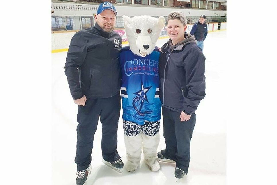 Eishockeytrainer Kevin Wäldchen, das Maskottchen Timmy und Organisatorin Sarah Spiess freuen sich auf „Kids on Ice“ am Sonntag.