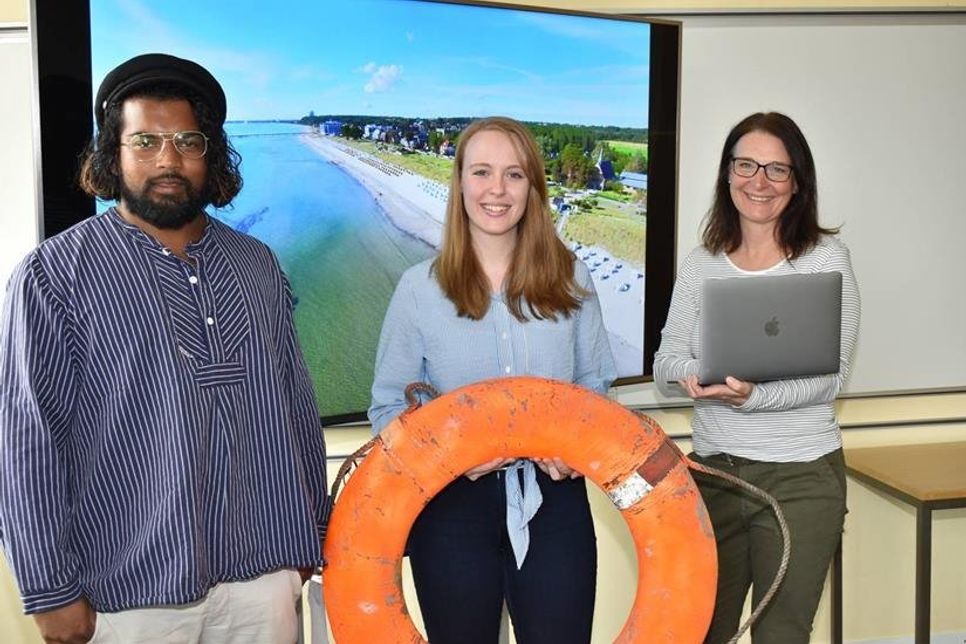 Tom Thiedeitz (lks.) hat jetzt zusammen mit Jennifer Last (Mi.) und Denise Daude-Oster den Ferienpass 2019 vorgestellt und freuen sich auf viele Anmeldungen. (Foto: René Kleinschmidt)
