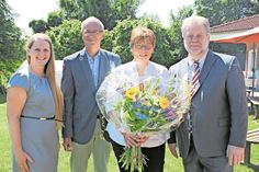 Jana Tebelmann (lks.), Hans-Peter Zink und Rainer Holtz (re.) mit einer „Frau der ersten Stunden“. Am 1. August 1997 trat Marion Zecher in den Dienst der Gemeinde Schashagen und setzte sich immer für die Belange der Kinder und der Einrichtung ein. Ihre Arbeit wurde mit einem Blumenstrauß gewürdigt.