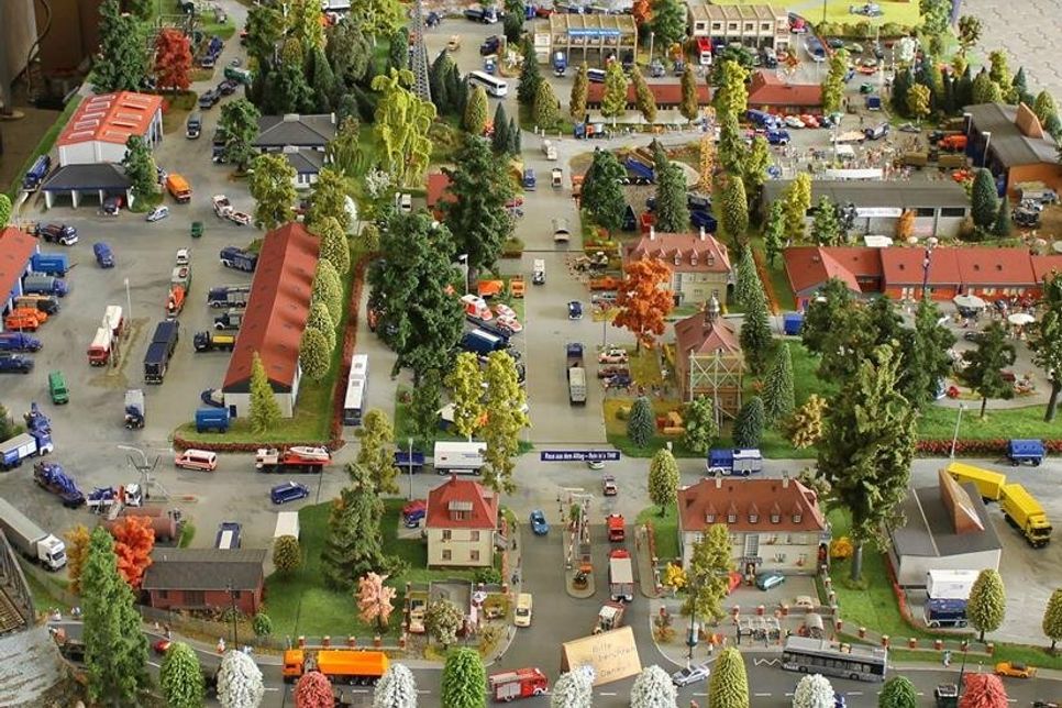 Die Modellbaugruppe des THW Neustadt arbeitet zurzeit an einer Modellbauplatte.