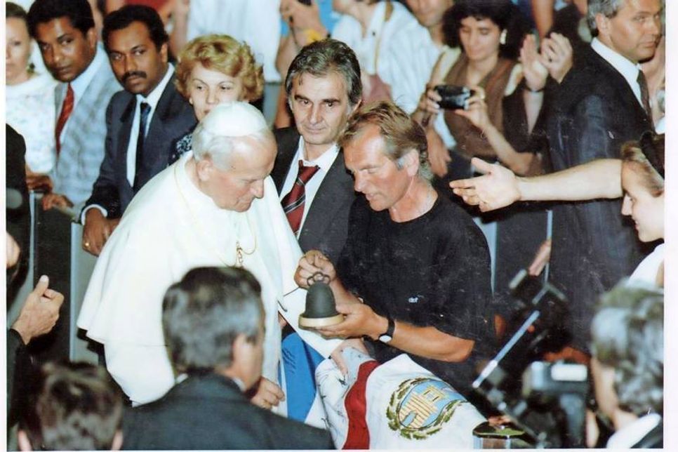 1990 fuhr der Extrem-Sportler zur Fußball-Weltmeisterschaft nach Italien/Mailand über Gelsenkirchen, Bonn und München. Anschließend gab es eine Audienz bei Papst Johannes Paul II. in Rom.