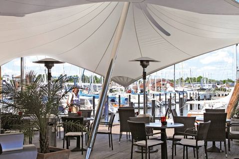 Gemütlichkeit mit herrlichem Blick auf die ancora Marina und die Yachten.