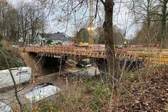 Nach achtmonatiger Bauzeit ist der Brückenneubau soweit abgeschlossen, dass die Bahnhofstraßen-Brücke für Fußgänger zur Überquerung der B 76 freigegeben wird.