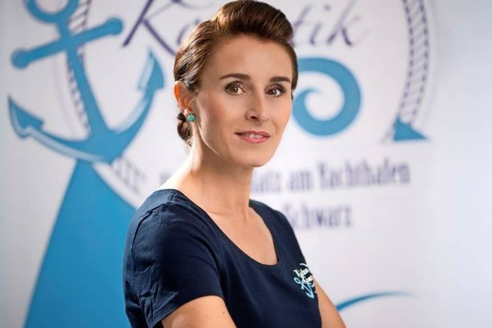 Die Expertin verwöhnt ihre Kunden mit wirksamen Gesichtsbehandlungen, wohltuender Fußpflege oder Maniküre sowie professionellen Make-ups.