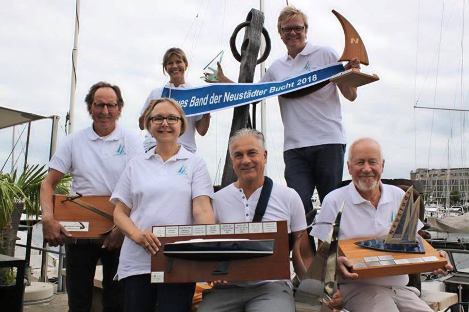 Untere Reihe: Andreas Beckmann - Neustädter Segler Verein, Vera Litzka - Stadtwerke Neustadt, Oliver Seiter - ancora Marina, Sönke Sela - Bürgervorsteher Neustadt; hintere Reihe: Doris Wilmer-Huperz - Tourismus-Agentur Lübecker Bucht, Sven Muchow - Gewerbeverein Neustadt.