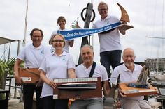 Untere Reihe: Andreas Beckmann - Neustädter Segler Verein, Vera Litzka - Stadtwerke Neustadt, Oliver Seiter - ancora Marina, Sönke Sela - Bürgervorsteher Neustadt; hintere Reihe: Doris Wilmer-Huperz - Tourismus-Agentur Lübecker Bucht, Sven Muchow - Gewerbeverein Neustadt.