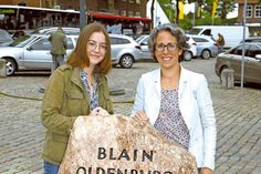 Léa Mortier und Sylvaine Mody am Rathausvorplatz am neu aufgestellten „Partnerstädte-Stein“.