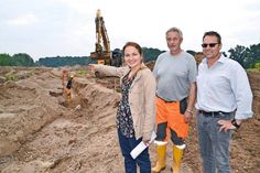 Bürgermeisterin Hatice Kara, Schachtmeister Armin Kortz und Tiefbau-Ingenieur Michael Hasselberg vom Bauamt machen sich vor Ort ein Bild von den Erschließungsarbeiten für das Neubaugebiet. (Foto: René Kleinschmidt)