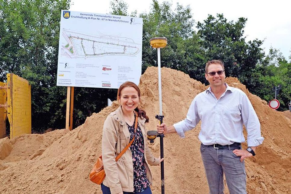 Bürgermeisterin Hatice Kara und Tiefbau-Ingenieur Michael Hasselberg machen sich vor Ort ein Bild von den Erschließungsarbeiten für das Neubaugebiet. (Foto: René Kleinschmidt)
