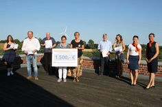Die Preisträger mit Siegerscheck.