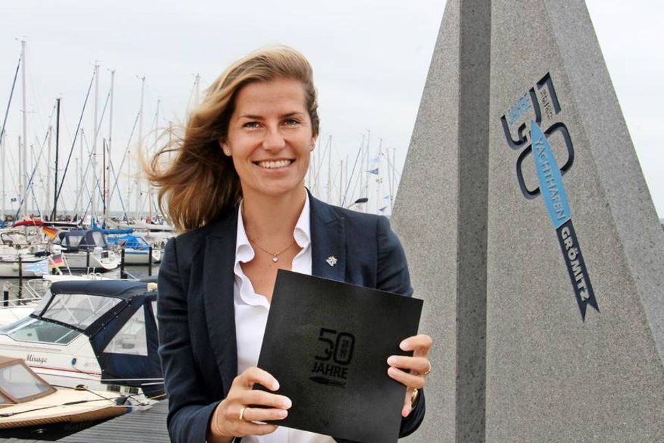 Tourismusleiterin Janina Kononov stellte die Chronik zum 50-jährigen Bestehen des Yachthafens vor.