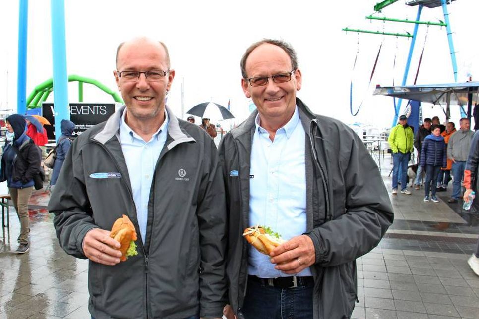 Heimsten jede Menge Lob für ihre Arbeit als Hafenmeister ein und ließen sich in einer Pause ein Fischbrötchen schmecken: Hans-Heinrich Lunau und Volker Lucka.