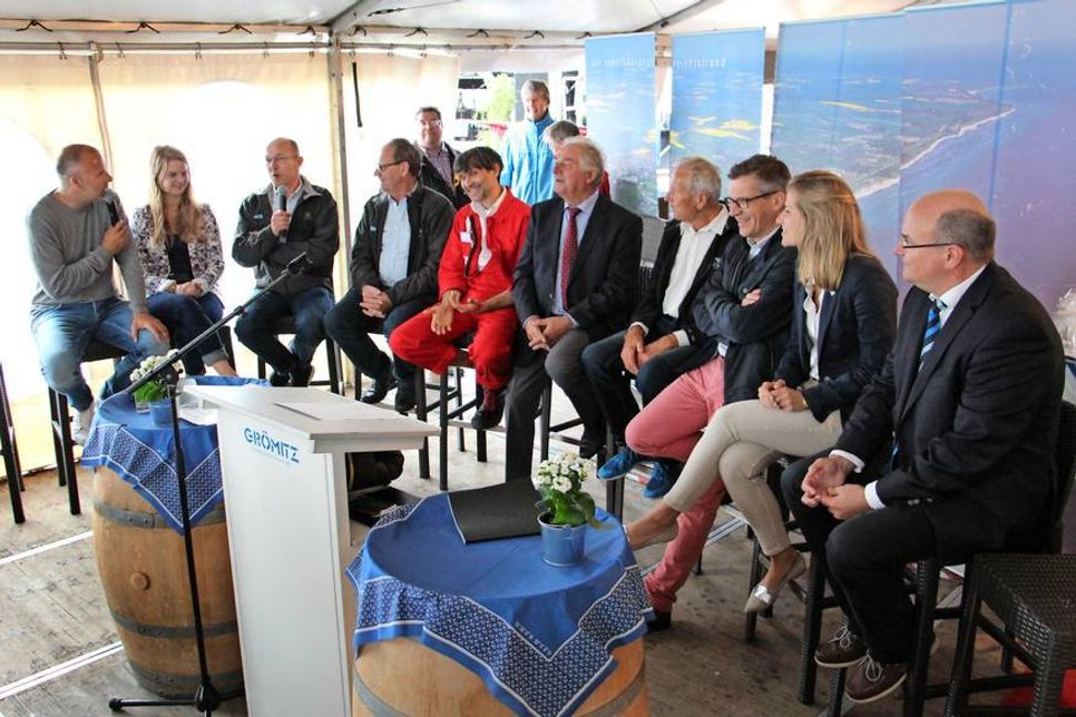 Plauderten während einer Talkrunde mit Moderator York Lange aus dem Nähkästchen: die Seglerin Yara Kuhlemann, die Hafenmeister Hans-Heinrich Lunau und Volker Lucka, Guido Förster (DGzRS), Michael Gutowsky (Segelschule „Blauer Peter“), Dr. Albrecht Kühner (GSC), Olaf Dose-Miekley (ehemals TSG) sowie die Betriebsleiter des Tourismus-Service Grömitz Janina Kononov und Lars Widder (v. lks.).