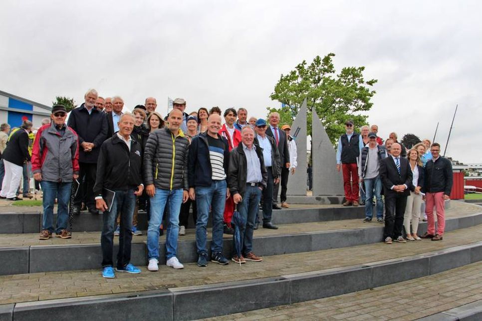 Eröffnungsgäste, Grömitzer und Veranstalter vor der neuen Skulptur zum 50. Hafengeburtstag.
