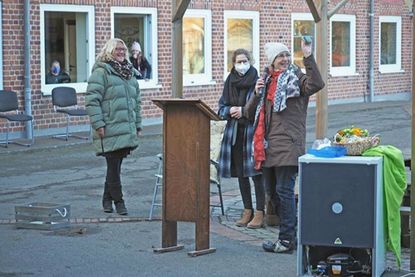 Antje Sagawe mit Frau Dreger (kommissarische Schulleiterin) und Frau Knehr (LIV, Lehrerin in Vorbereitung)