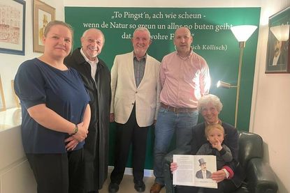 Am 18. April, dem Tag der offiziellen Eröffnung des Hein-Köllisch-Raumes in der Bibliothek der Carl-Toepfer-Stiftung in Hamburg, übergab Heinrich Evers (Mi.), Plattdeutschbeauftragter des Kreises Ostholstein, alle seine ausgestellten Sammlungsgegenstände und gegebenenfalls auch noch weitere von ihm gelieferte Köllisch-Objekte in den dauerhaften Besitz der Carl-Toepfer-Stiftung.
