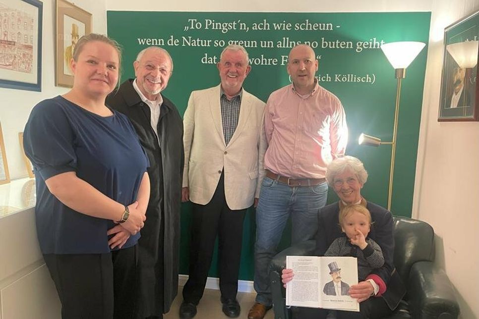 Am 18. April, dem Tag der offiziellen Eröffnung des Hein-Köllisch-Raumes in der Bibliothek der Carl-Toepfer-Stiftung in Hamburg, übergab Heinrich Evers (Mi.), Plattdeutschbeauftragter des Kreises Ostholstein, alle seine ausgestellten Sammlungsgegenstände und gegebenenfalls auch noch weitere von ihm gelieferte Köllisch-Objekte in den dauerhaften Besitz der Carl-Toepfer-Stiftung.