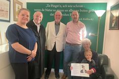 Am 18. April, dem Tag der offiziellen Eröffnung des Hein-Köllisch-Raumes in der Bibliothek der Carl-Toepfer-Stiftung in Hamburg, übergab Heinrich Evers (Mi.), Plattdeutschbeauftragter des Kreises Ostholstein, alle seine ausgestellten Sammlungsgegenstände und gegebenenfalls auch noch weitere von ihm gelieferte Köllisch-Objekte in den dauerhaften Besitz der Carl-Toepfer-Stiftung.