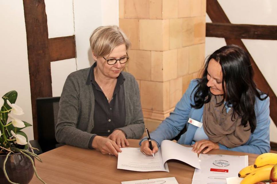 Katrin Bietz von der Handwerkskammer Lübeck und Nina Becker (v. lks.) bei der Unterzeichnung der Kooperationsvereinbarung mit dem Küstengymnasium Neustadt. Dies ist die 20. Kooperationsvereinbarung der Sparkasse Holstein mit einer Schule aus ihrem Geschäftsgebiet.