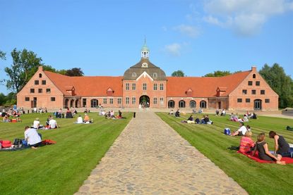 Das Hasselburg-Team lädt vor der Veranstaltung zum Picknicken in den Innenhof der Gutsanlage ein.