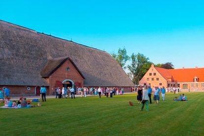 „Mona Lisa - Das Musical“ wird auf der großen Bühne der Reetscheune des Kultur Gut Hasselburg uraufgeführt.