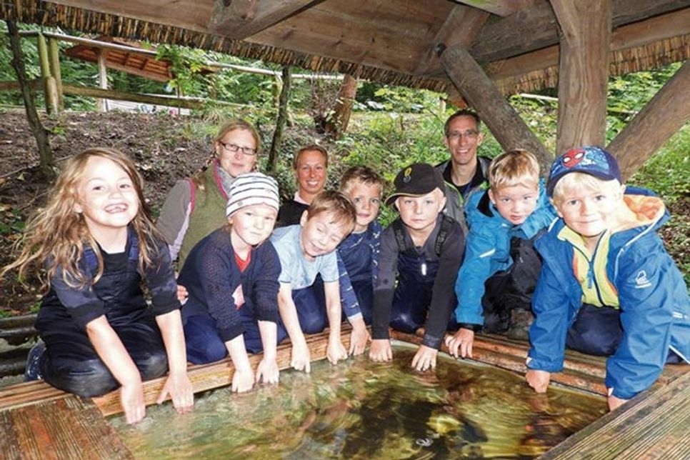Das Wasserprojekt ist fester Bestandteil für die Vorschulkinder des Malenter Waldkindergartens und dazu passt auch der Name der Gruppe der Fünf- und Sechsjährigen. Die „Wasserflöhe“ waren mit ihren Erzieherinnen Stefanie Damköhler und Tanja Zornig zu den Spiegelteichen am Dieksee gekommen, um von Diplomlehrer Klaus Ullrich zu erfahren, was es mit Wassertreten und Armbad auf sich hat. Natürlich nicht nur theoretisch, wie man hier am Becken sieht
