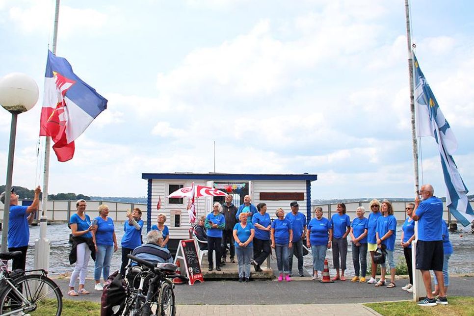 Flaggenparade mit dem „Förde-Chor“.