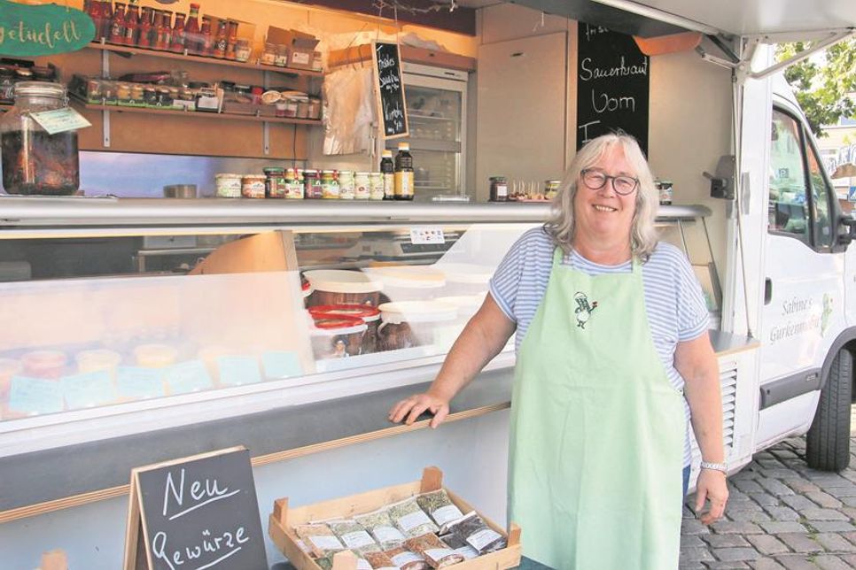 Sabine  Schmidt  begeistert  die  Marktbesucher  jeden  Dienstag  und  Freitag  mit  original Spreewälder Spezialitäten, Gewürzen, hausgemachtem Kimchi und mehr.