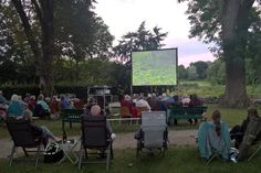 Der Naturerlebnisraum „Historischer Pfarrhof Schönwalde“ bietet die Kulisse für die fünfte Auflage des Kino-Sommers unter dem Blätterdach der alten Bäume.