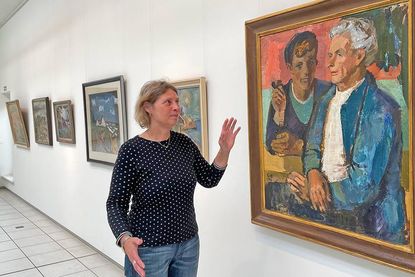 Museumsleiterin Sabine Behrens erläutert die Besonderheiten des Gemäldes „Fischer Hans Schekahn und Sohn“, das 1943 entstanden ist.