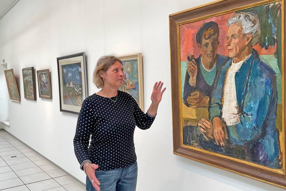 Museumsleiterin Sabine Behrens erläutert die Besonderheiten des Gemäldes „Fischer Hans Schekahn und Sohn“, das 1943 entstanden ist.