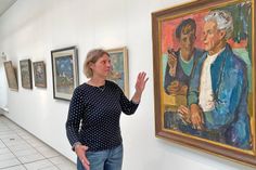 Museumsleiterin Sabine Behrens erläutert die Besonderheiten des Gemäldes „Fischer Hans Schekahn und Sohn“, das 1943 entstanden ist.