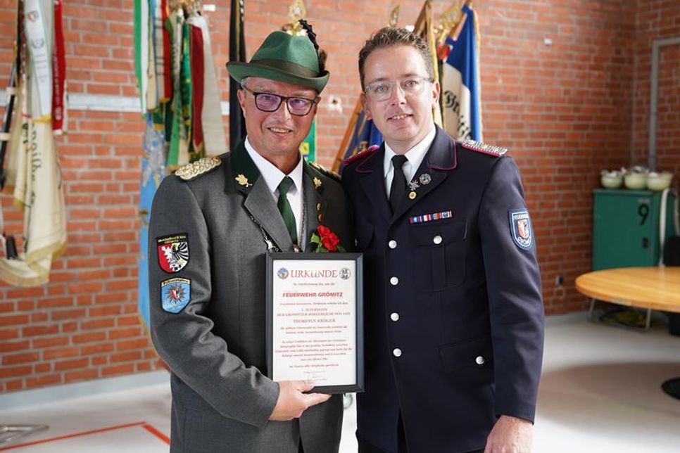 Wehrführer Jacob Revenstorf machte den 1. Ollst Thorsten Krüger sprachlos, als er ihn mit der goldenen Ehrennadel der Freiwilligen Feuerwehr auszeichnete.
