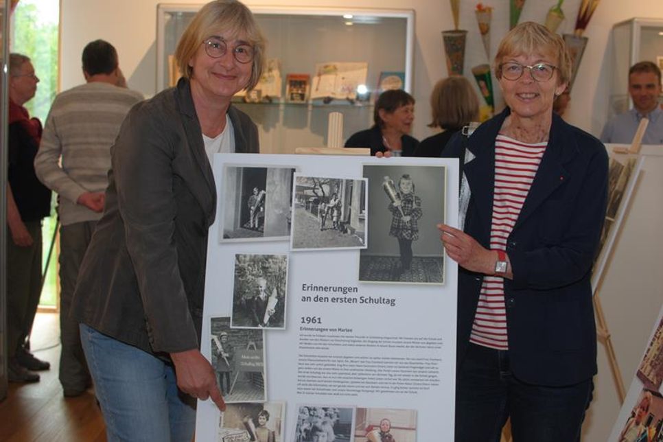 Die Schönbergerinnen Angelika Meul-Pethin (l.) und Kerstin Thomsen wurden in den sechziger Jahren eingeschult. Sie zeigen eine Tafel mit Bildern aus dieser Epoche.