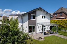 Das Musterhaus in Dakendorf kann jederzeit nach Terminabsprache besichtigt werden. Eine zusätzliche gute Gelegenheit, es sich anzusehen, bietet der „Tag der offenen Tür“ an diesem Sonntag.