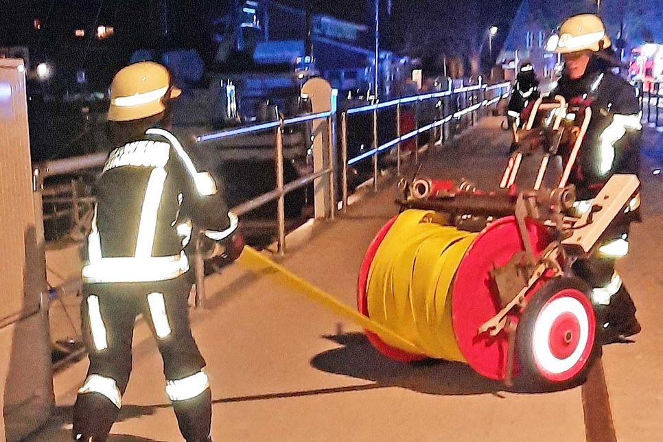 Koordiniert und zügig rollten die Feuerwehrleute die Schläuche am Hafen aus.