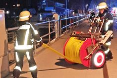 Koordiniert und zügig rollten die Feuerwehrleute die Schläuche am Hafen aus.