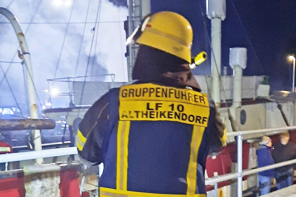 Der Paraffinqualm simulierte ein brennendes Schiff, von dem bei der Übung Personen zu retten waren.