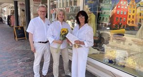 Preisübergabe an „Streetlife“ mit den Jurymitgliedern Stephanie Barth und Klaus Dörnen.