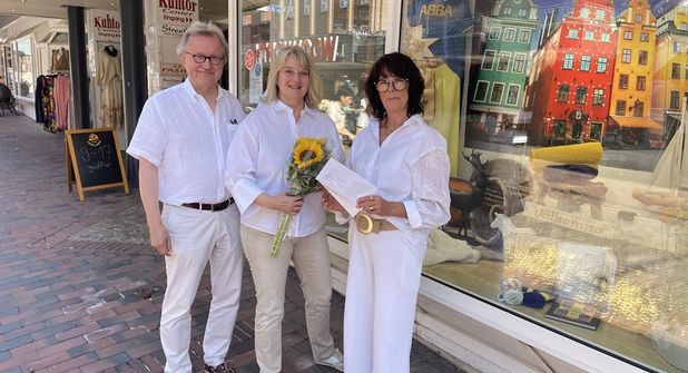 Preisübergabe an „Streetlife“ mit den Jurymitgliedern Stephanie Barth und Klaus Dörnen.
