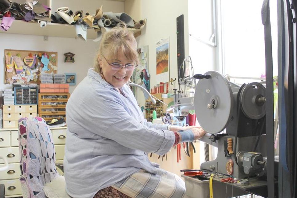 Marion Otto ist seit 1989 Schuhmachermeisterin und bereits über 35 Jahre in Eutin tätig. Am 8. Mai stellt sie im Dorf- und Schulmuseum Schönwalde ihr Handwerk vor und berichtet, wie sehr es zum nachhaltigen Handeln beitragen kann.