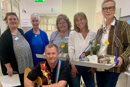 Sie schenkten Freude auf der Palliativstation des Sankt Elisabeth Krankenhauses in Eutin: Sanja Milic (Stationsschwester), Sigrid Deubel (Ehrenamtliche), Hilke Gaedicke (Koordinatorin), Daniela Bentke (Ehrenamtliche), Wiebke Straßburger (Koordinatorin; v. lks.) und Patrick Zettier (vorne, Ehrenamtlicher mit Gitarre).