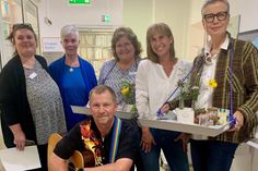 Sie schenkten Freude auf der Palliativstation des Sankt Elisabeth Krankenhauses in Eutin: Sanja Milic (Stationsschwester), Sigrid Deubel (Ehrenamtliche), Hilke Gaedicke (Koordinatorin), Daniela Bentke (Ehrenamtliche), Wiebke Straßburger (Koordinatorin; v. lks.) und Patrick Zettier (vorne, Ehrenamtlicher mit Gitarre).