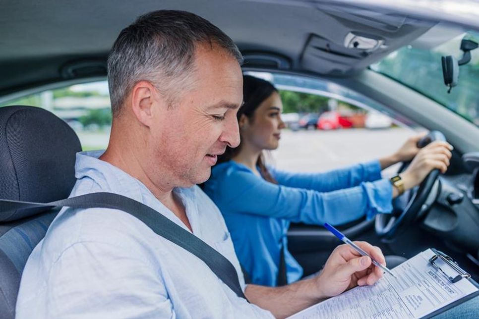 Der Weg zum Führerschein ist zwar mit Aufwand verbunden, bietet aber einen klaren Plan und gute Unterstützung durch professionelle Fahrschulen. Wer sich rechtzeitig informiert, gezielt lernt und sich engagiert vorbereitet, hält schon bald den Schlüssel zur Mobilität in den Händen.