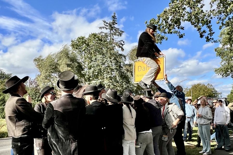 Traditionell musste er auch das Ortsschild von Dahme überklettern.