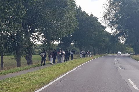 In Begleitung seines Exportgesellen Lennert, der ihn in die Gebräuche der Tippelei einweihen wird und 13 anderen Wandergesellen, vor allem aus dem Schacht der Fremden Freiheitsbrüder, machte sich Meister auf den Weg.