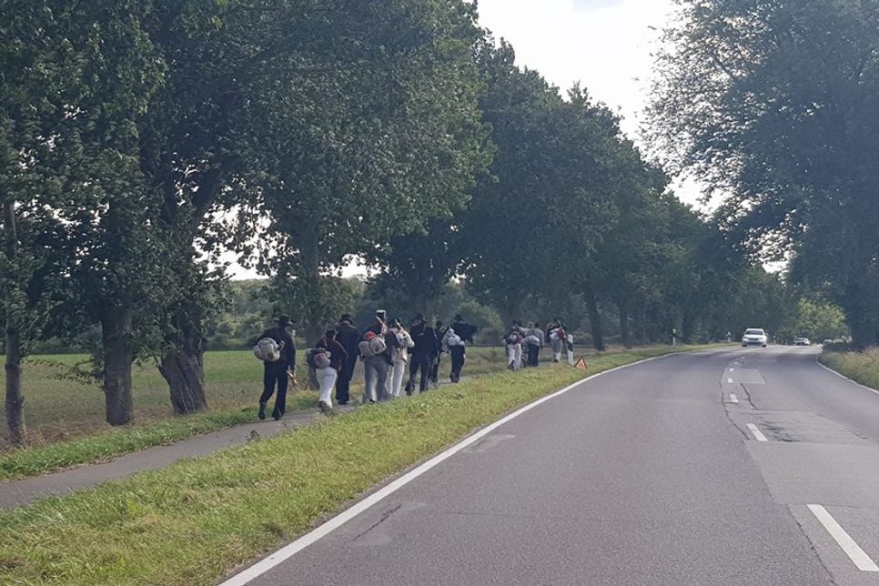 In Begleitung seines Exportgesellen  Lennert, der ihn in die Gebräuche der Tippelei einweihen wird und 13 anderen Wandergesellen, vor allem aus dem Schacht der Fremden Freiheitsbrüder, machte sich Meister auf den Weg.